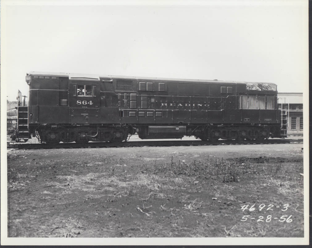 Reading RR FM-24-6 RS-4b Trainmaster Diesel Locomotive #864 Photo 1956 Side