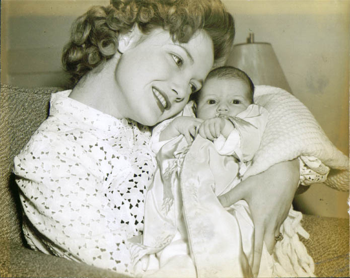 Mrs George Jessel Lois Andrews & baby newsphoto 1941