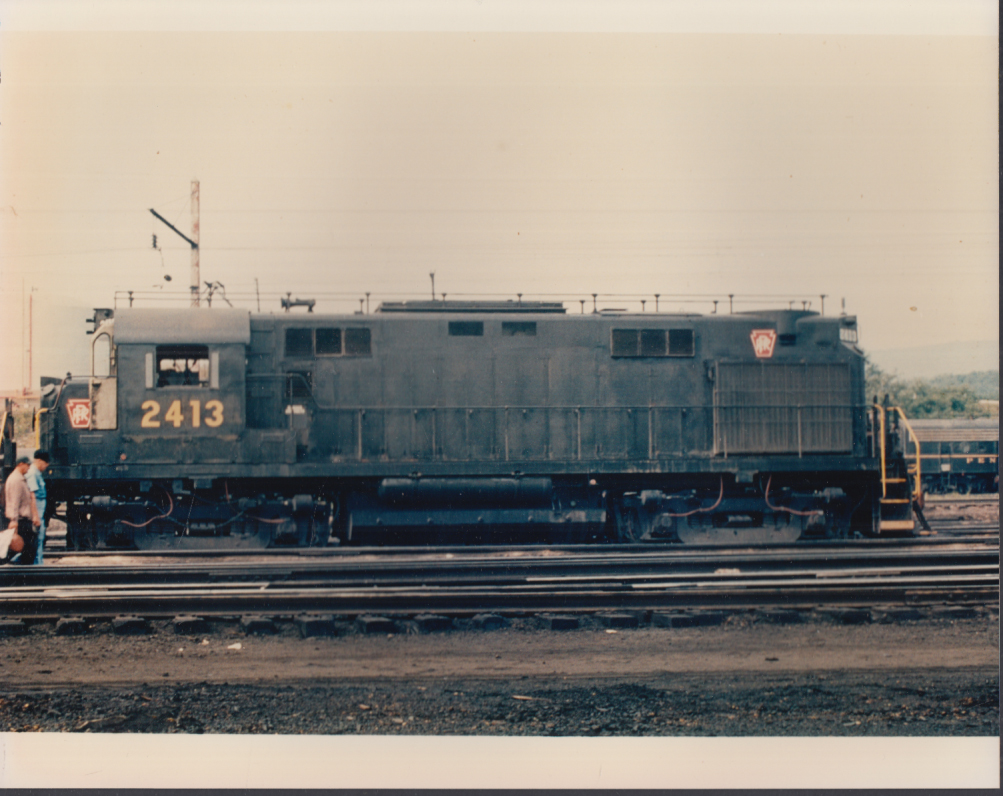 Pennsylvania Railroad color photo: Alco RS27 diesel locomotive #2413