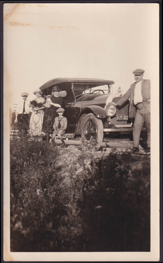 c 1922 Marmon Touring Car & family of 4 & a dog MI plate 77-337 ...