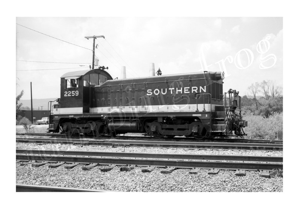 Southern Railway diesel locomotive #2259 5x7