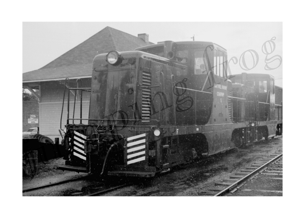 Hartwell Railway Railroad industrial diesel locomotive #5 5x7 photo