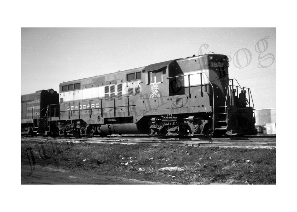 Seaboard Coast Line diesel locomotive #1974 5x7